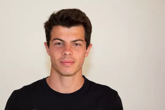 极速11选5客服代表 周杰 的肖像